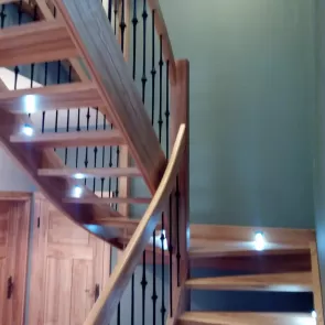 schody samonosne z drewna jesionowego drewniane sawood uslugi stolarskie racula zielona gora 03